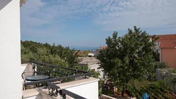 Apartment (Three Bedroom Apartment with Shared P) | Balkon