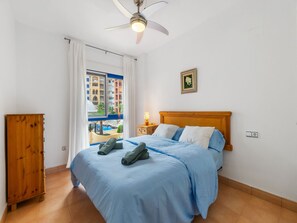 2 bedrooms, desk, Internet