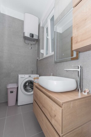 Apartment (Two Badroom Apartment with Hot Tob) | Bathroom | Shower, towels