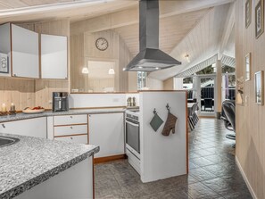 Kjøleskap, mikrobølgeovn, ovn og oppvaskmaskin