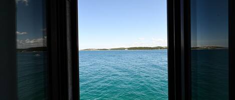 Apartment (Three Bedroom Apartment with Sea View) | Pemandangan dari bilik