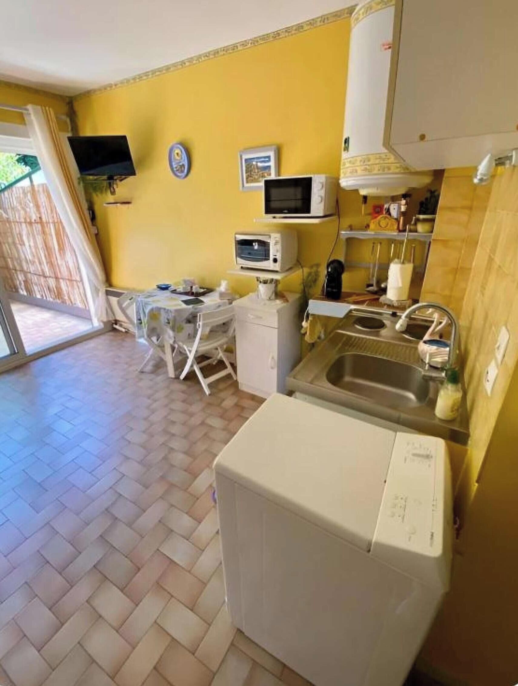 Réfrigérateur, micro-ondes, four, cafetière/bouilloire