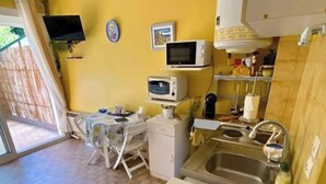 A compact kitchen with a washing machine, a microwave, and a sink. - Cocon au Pradet - Beach, terrace & absolute calm (Le Pradet)
