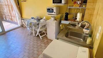 Réfrigérateur, micro-ondes, four, cafetiÚre/bouilloire