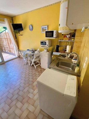 Réfrigérateur, micro-ondes, four, cafetière/bouilloire