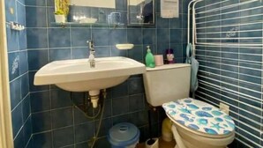 A bathroom with a sink, toilet, and shower area. - Cocon au Pradet - Beach, terrace & absolute calm (Le Pradet)
