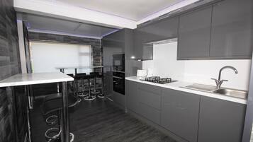 House, 3 Bedrooms | Private kitchen