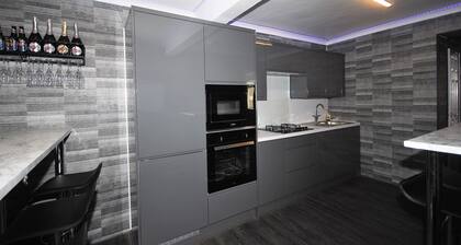 Relaxing Getaway With Hot Tub & Sauna Sleeps 6