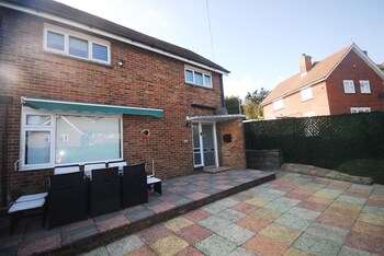 Relaxing Getaway With Hot Tub & Sauna Sleeps 6