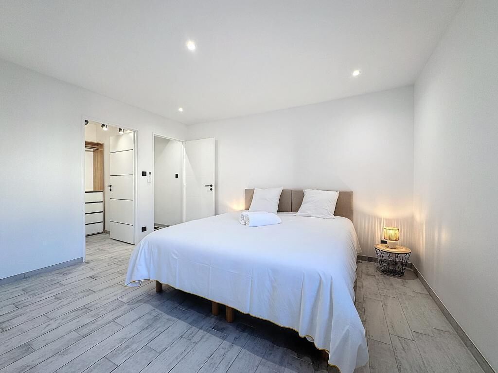 Iron/ironing board, travel crib, free WiFi, bed sheets