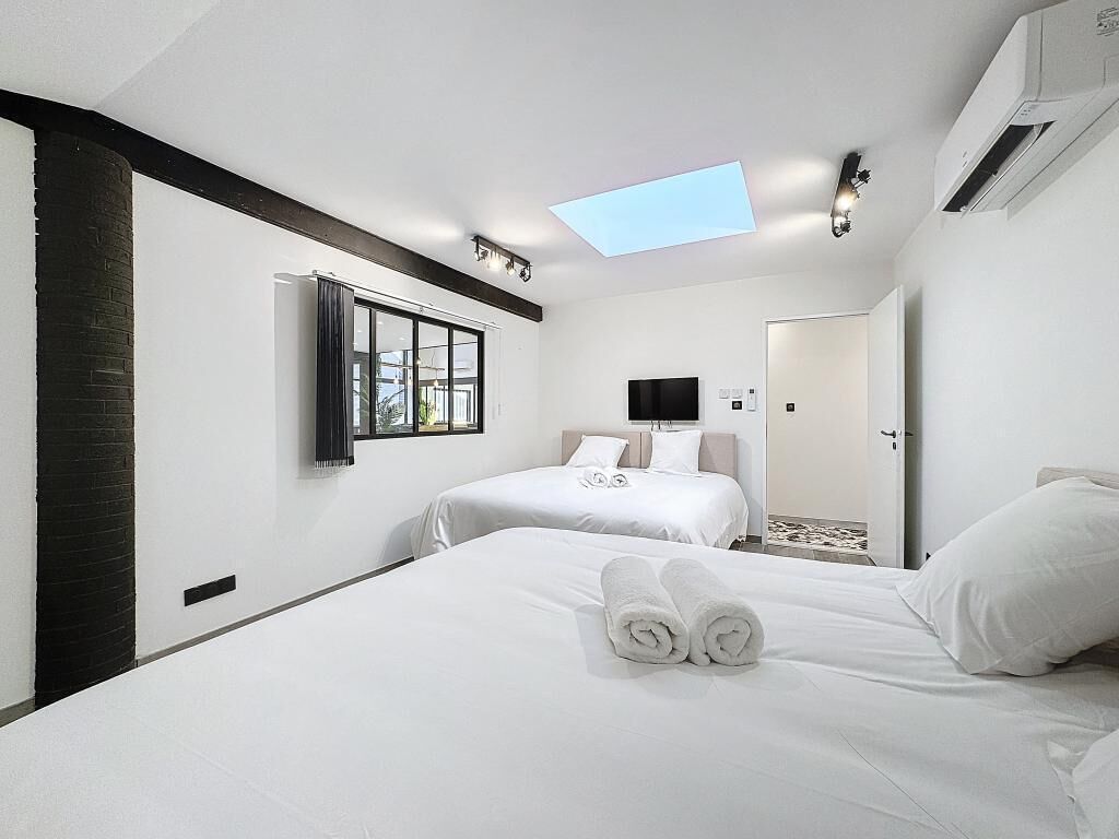 Fer et planche à repasser, lit parapluie, Wi-Fi gratuit, draps fournis