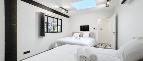 Fer et planche à repasser, lit parapluie, Wi-Fi gratuit, draps fournis