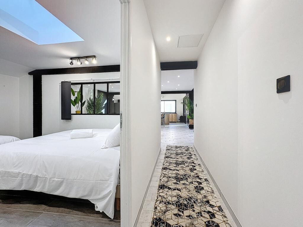 Fer et planche à repasser, lit parapluie, Wi-Fi gratuit, draps fournis