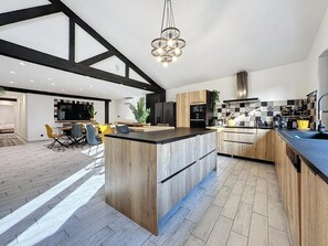 Fridge, microwave, oven, stovetop - LOFT SPA SAUNA 10 persons City center (MONTLUCON)