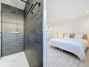 Een strijkplank/strijkijzer, reisbedje, gratis wifi, beddengoed