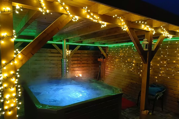 Outdoor spa tub