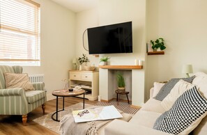 Cottage | Coin séjour | Télévision à écran plat de 40 pouces avec chaînes numériques