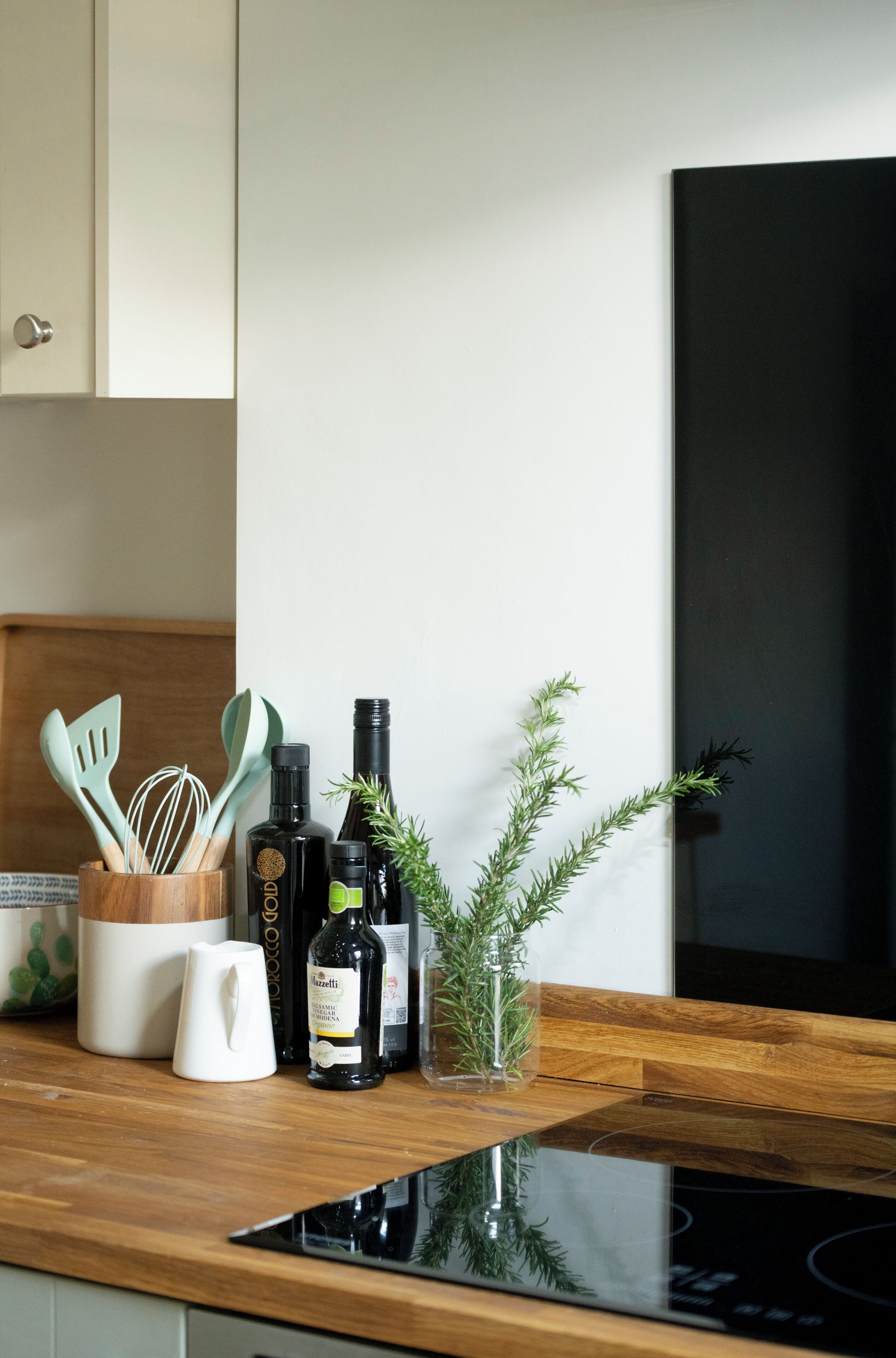 Cottage | Private kitchen | Electric kettle, toaster, dining tables