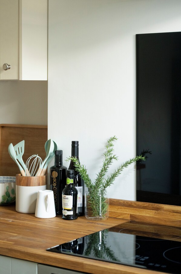 Cottage | Private kitchen | Electric kettle, toaster, dining tables - Leaf Cottage I By Huluki Sussex Stays (Eastbourne)