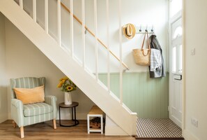 Cottage | Living area | 40-inch flat-screen TV with digital channels - Leaf Cottage I By Huluki Sussex Stays (Eastbourne)