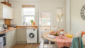 Cottage | In-room dining