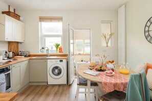 In-room dining - Leaf Cottage I By Huluki Sussex Stays (Eastbourne)