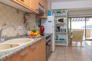 Fridge, microwave, oven, coffee/tea maker - Vista Azul 8 - House In Sant Elm (Sant Elm, Illes Balears)