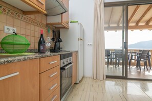 Kaffetrakter/tekoker, kjøleskap, mikrobølgeovn og ovn