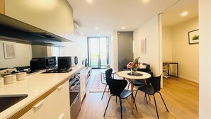 Apartemen Comfort, pemandangan kota | Dapur pribadi