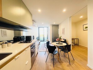 Appartement Confort, vue sur la ville | Cuisine privée | Réfrigérateur grande capacité avec congélateur, four à micro-ondes