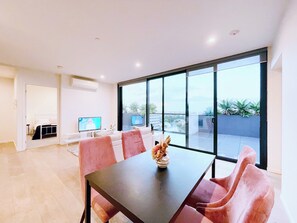 Leilighet – elite, byutsikt | Spiseområde på rommet