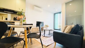 Apartemen Comfort, pemandangan kota | Makan di kamar