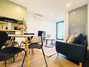 Appartement Confort, vue sur la ville | Repas dans la chambre