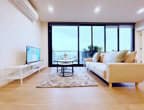 Leilighet – elite, byutsikt | Oppholdsrom | En 49-tommers LED-TV med kabel-kanaler samt Netflix og strømmetjenester