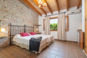 3 habitaciones y tabla de planchar con plancha 