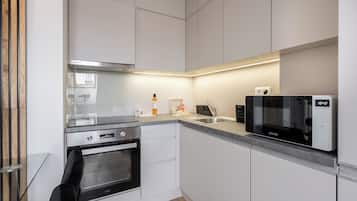 Deluxe Apartment, 2 Bedrooms, City View | Private kitchen | Fridge, microwave, oven, stovetop