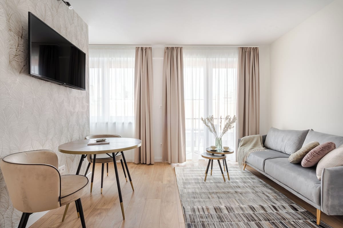 Standard Apartment, Non Smoking, Courtyard View | Living area | Flat-screen TV