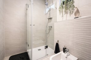 Deluxe-Penthouse, Stadtblick | Badezimmer | Dusche, Haartrockner, Handtücher, Seife