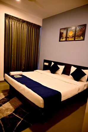 Deluxe Studio | Desk, laptop workspace, free WiFi - Kivi stays  (Pune)