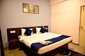 Deluxe Studio | Desk, laptop workspace, free WiFi
