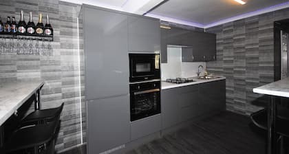 Cozy Hideaway With Hot Tub & Sauna Sleeps 7