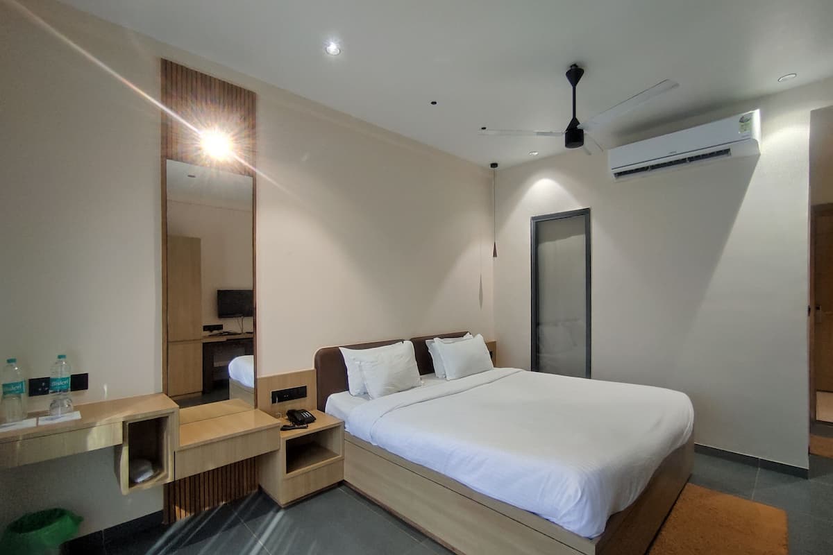 Super Deluxe Room | 1 bedroom, iron/ironing board, free WiFi