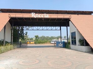 L'ingresso di un edificio con un cartello che riporta la scritta "Rocca" e un cartello Jalsa.