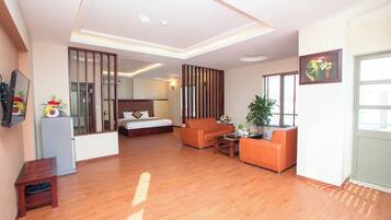 Minibar, escritorio, cortinas blackout y insonorización