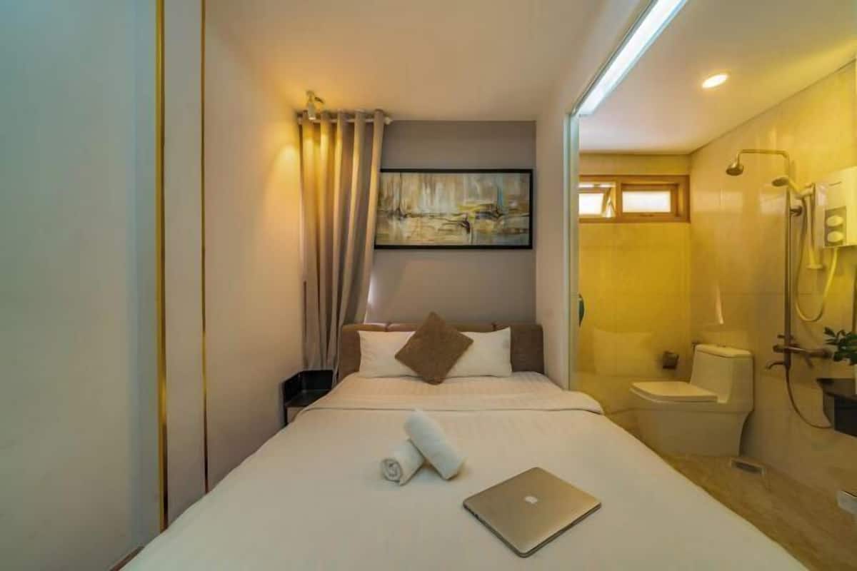 Escritorio, insonorización, wifi gratis y ropa de cama