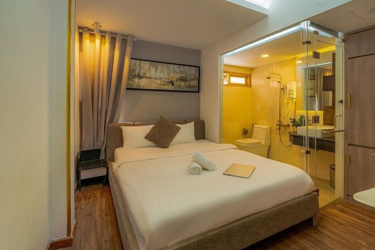 Escrivaninha, quartos à prova de som, Wi-Fi de cortesia, roupa de cama