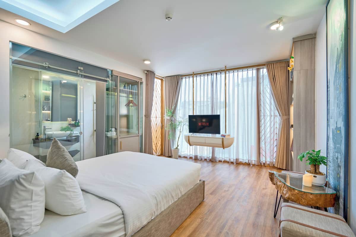 Deluxe Double Room, City View | Desk, soundproofing, WiFi (free), bed sheets