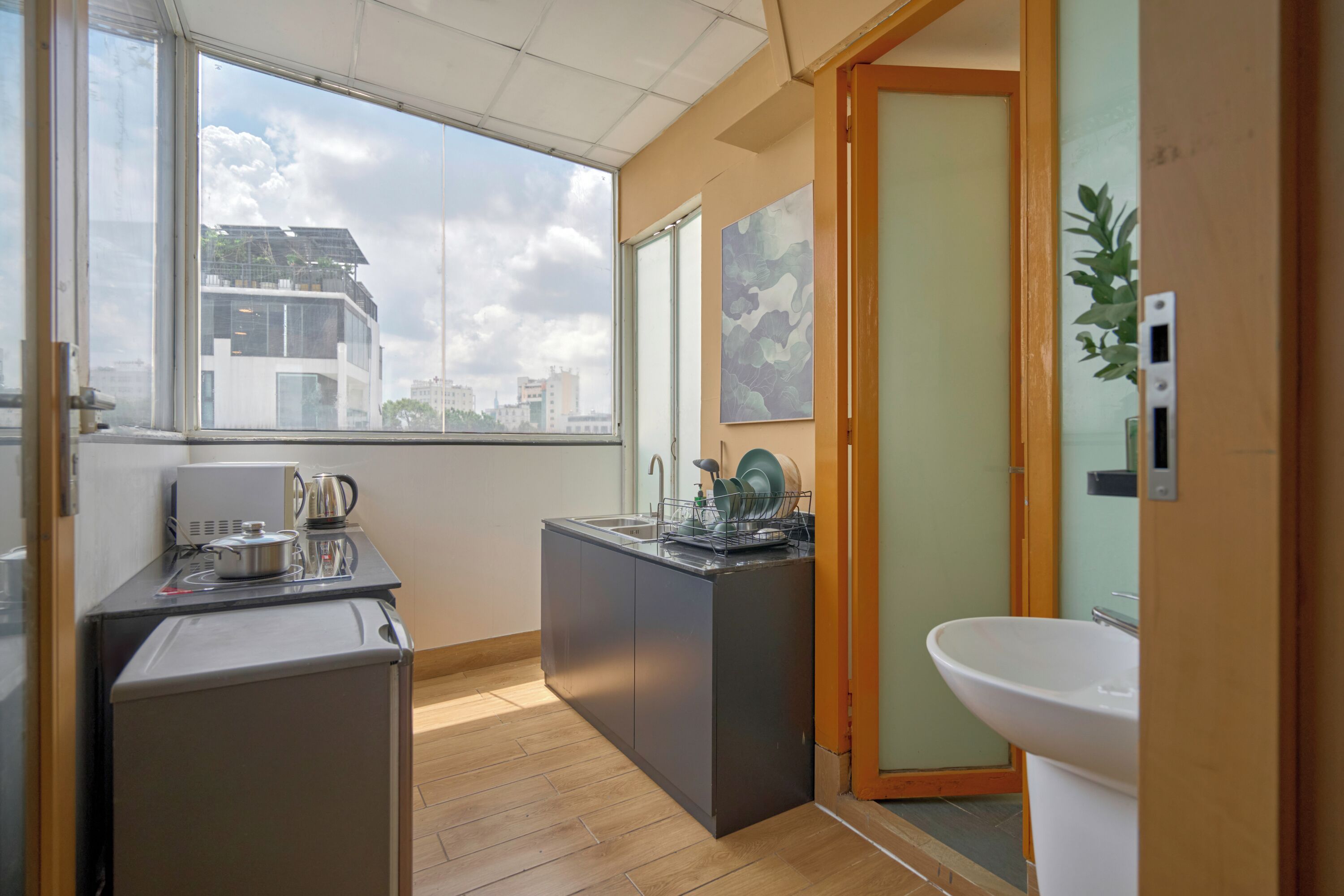 Deluxe tweepersoonskamer, uitzicht op tuin | Badkamer | Een douche, een haardroger, pantoffels, handdoeken