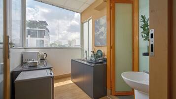 Deluxe tweepersoonskamer, uitzicht op tuin | Badkamer | Een douche, een haardroger, pantoffels, handdoeken
