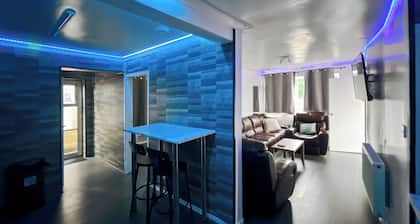 Family Holiday Home With Hot Tub & Sauna Sleeps 8